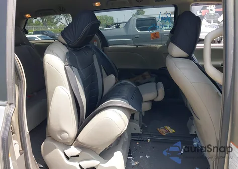 2015 Toyota Sienna Xle 8 Passenger z USA, uszkodzony, nr VIN 5TDYK3DC4FS560743